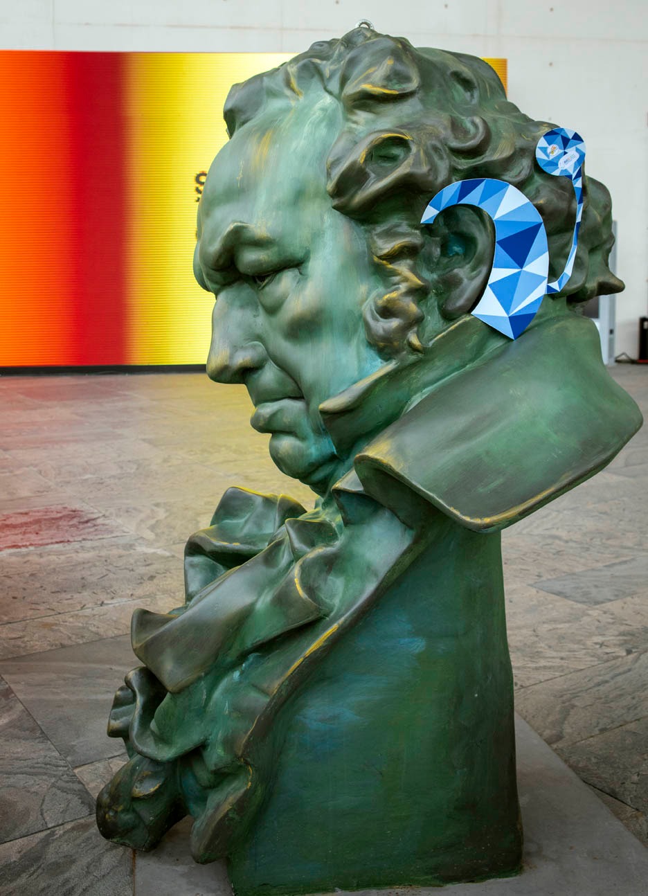 Imagen de la escultura de los Premios Goya, en Sevilla, con Implante Coclear