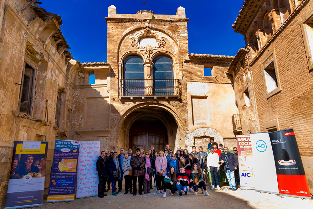 Grupo de AICEAR en la Puerta de la Villa. Belchite (Zaragoza)